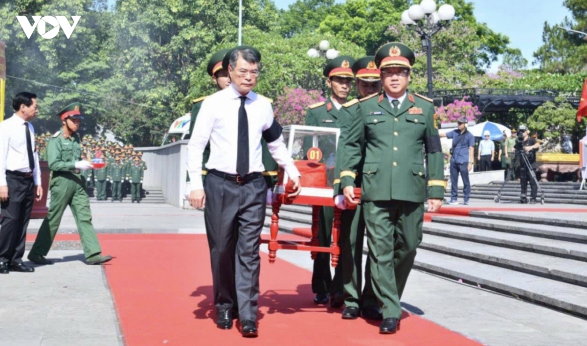 PM attends memorial and reburial ceremony for Vietnamese martyrs fallen in Laos